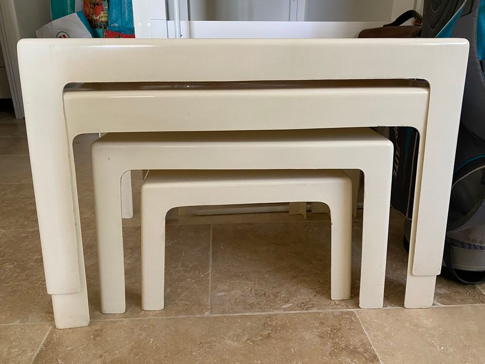 Lot de 4 tables basses design vintage ann&eacute;es 70 en fibre de verre blanc cass&eacute; Meubles