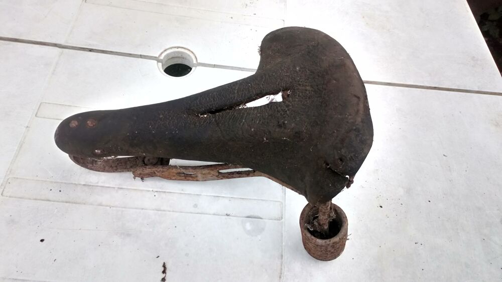 ANCIENNE SELLE DE VELO Décoration