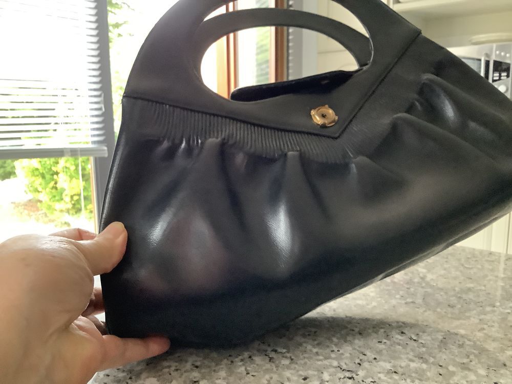 Sac &agrave; main noir, &eacute;poque 1963 , chic , lux.
Maroquinerie
