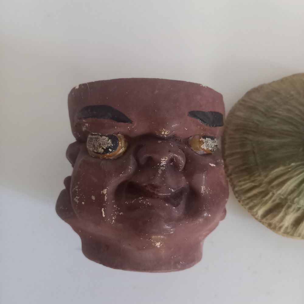Insolite pot aux 4 visages en argile et son couvercle 