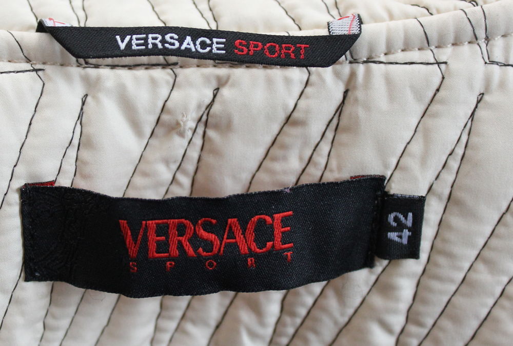 Veste matelass&eacute;e VERSACE 
T.S soit 36/38 Fr Vêtements