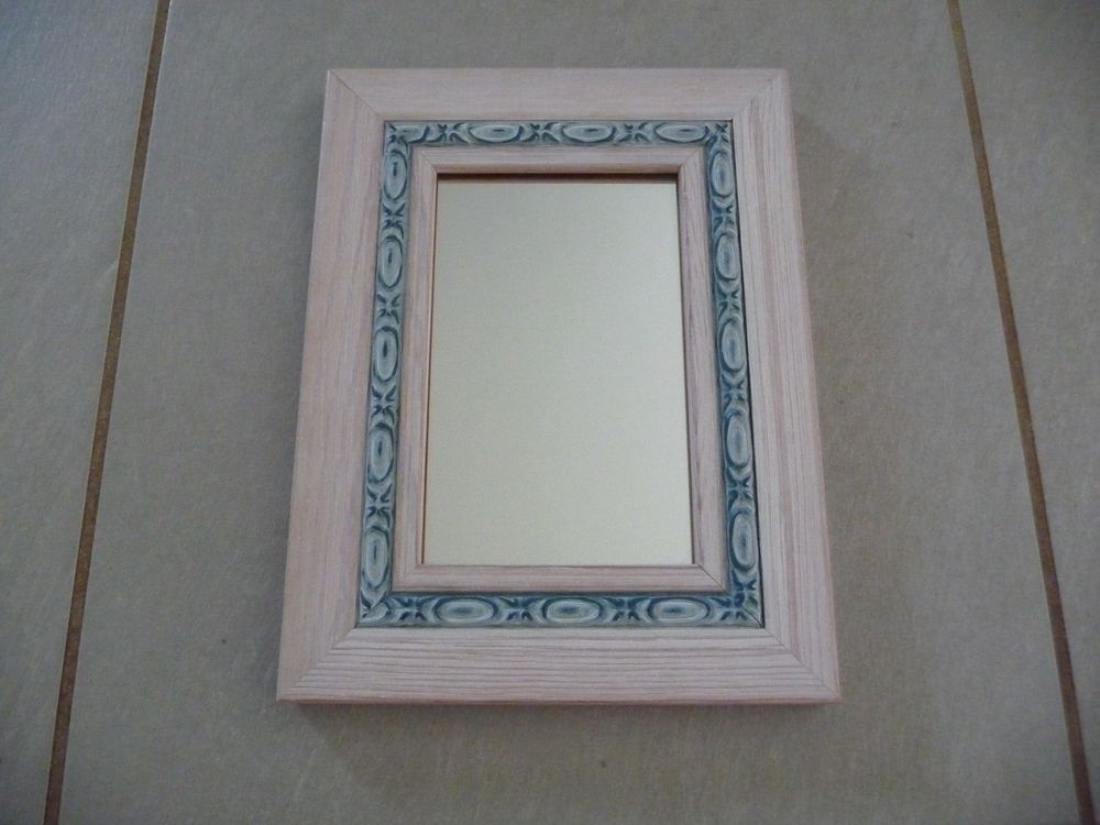 Miroir petit format avec cadre bois ivoire et bleu - Neuf Décoration