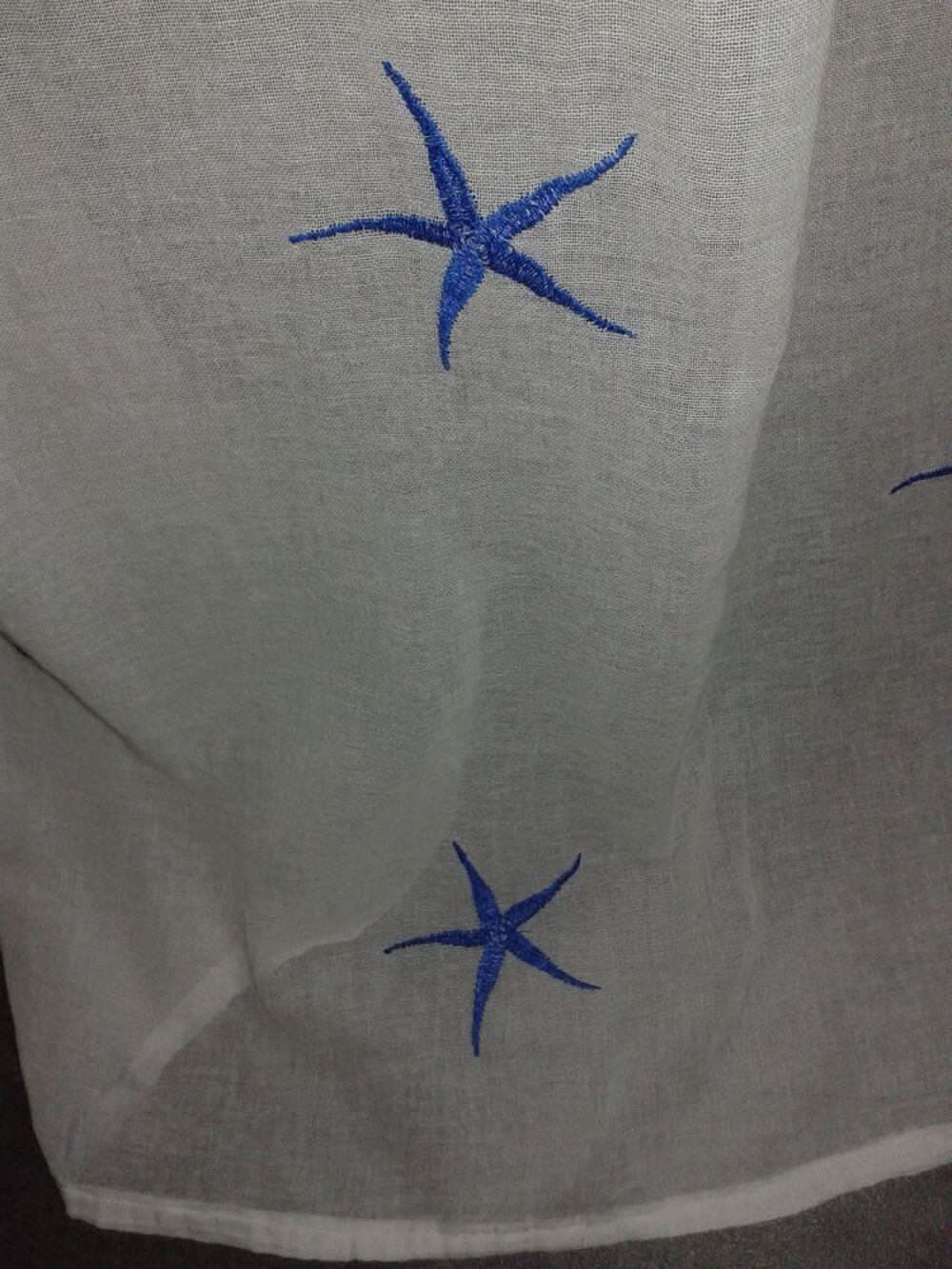 Rideau coton blanc &eacute;tat neuf brod&eacute; d'&eacute;toiles bleues Décoration
