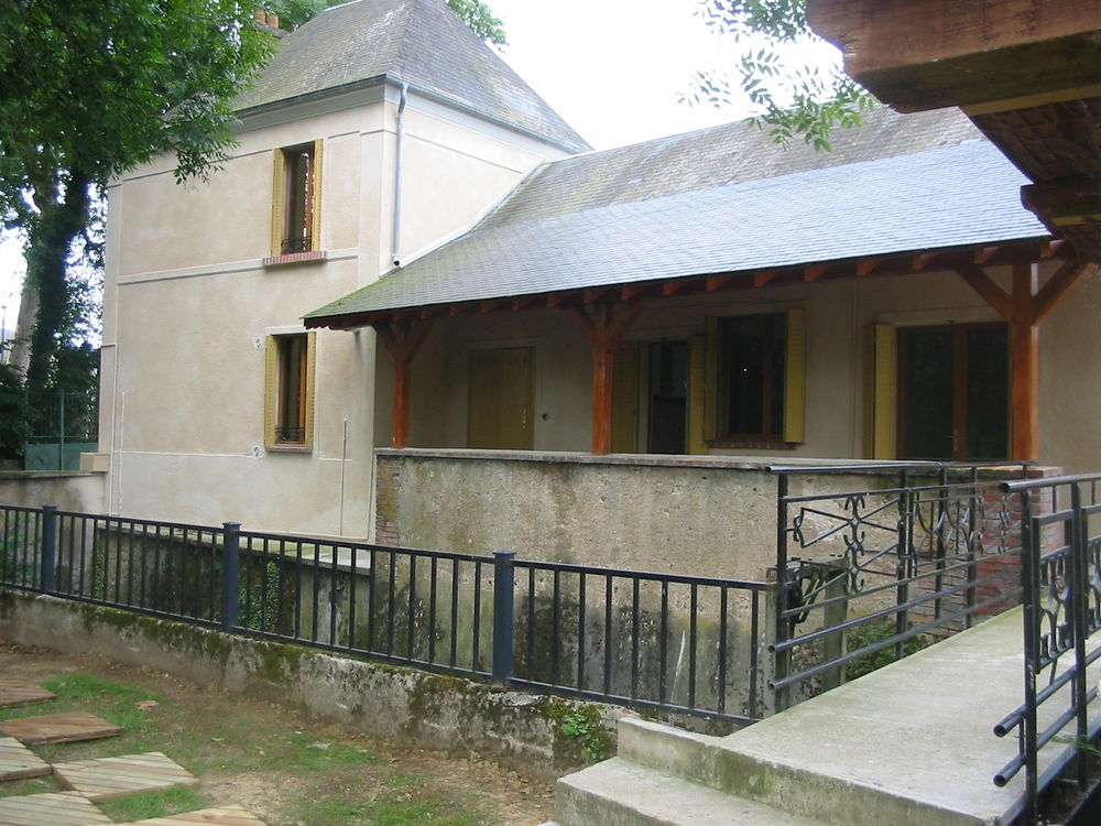 Location Maison Agrable maison atypique en plein centre Neuvy-sur-loire
