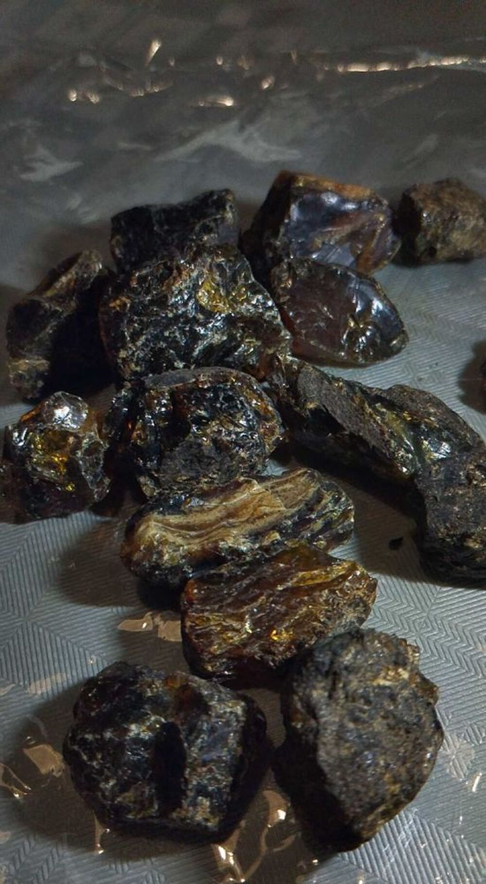 lot d'ambre noir Dominique.49, 65 gr 