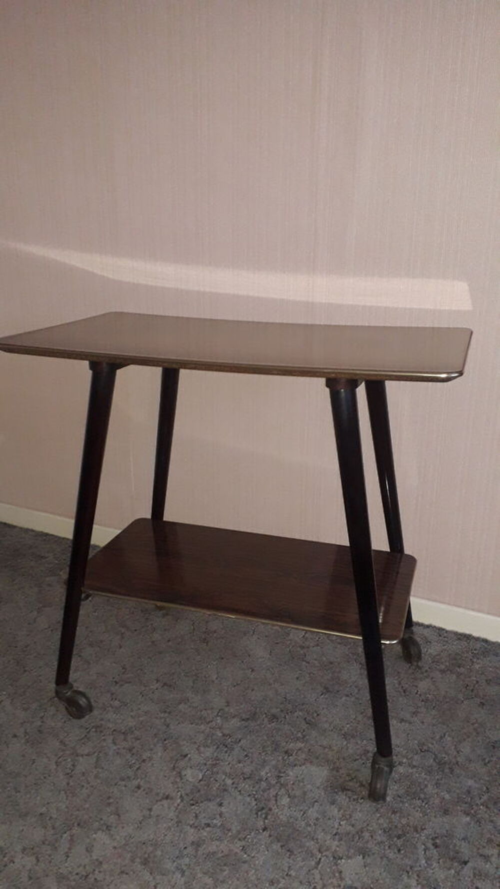 Table desserte en formica &agrave; roulettes ann&eacute;es 60
Décoration