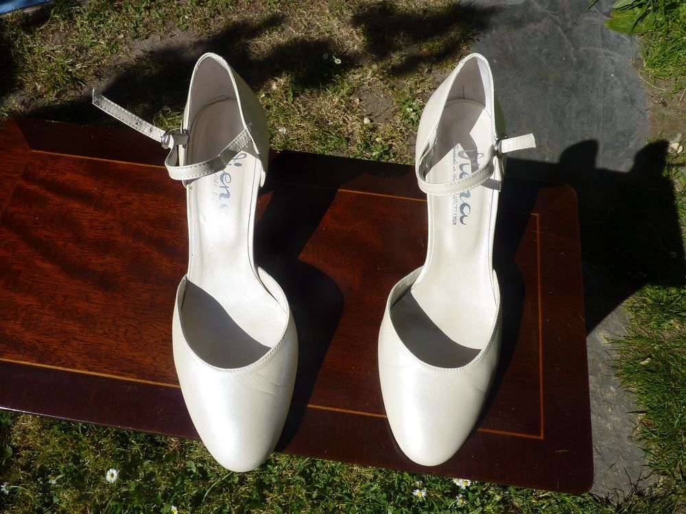 
Belle Robe Blanche coton :Taille40/42 Vêtements