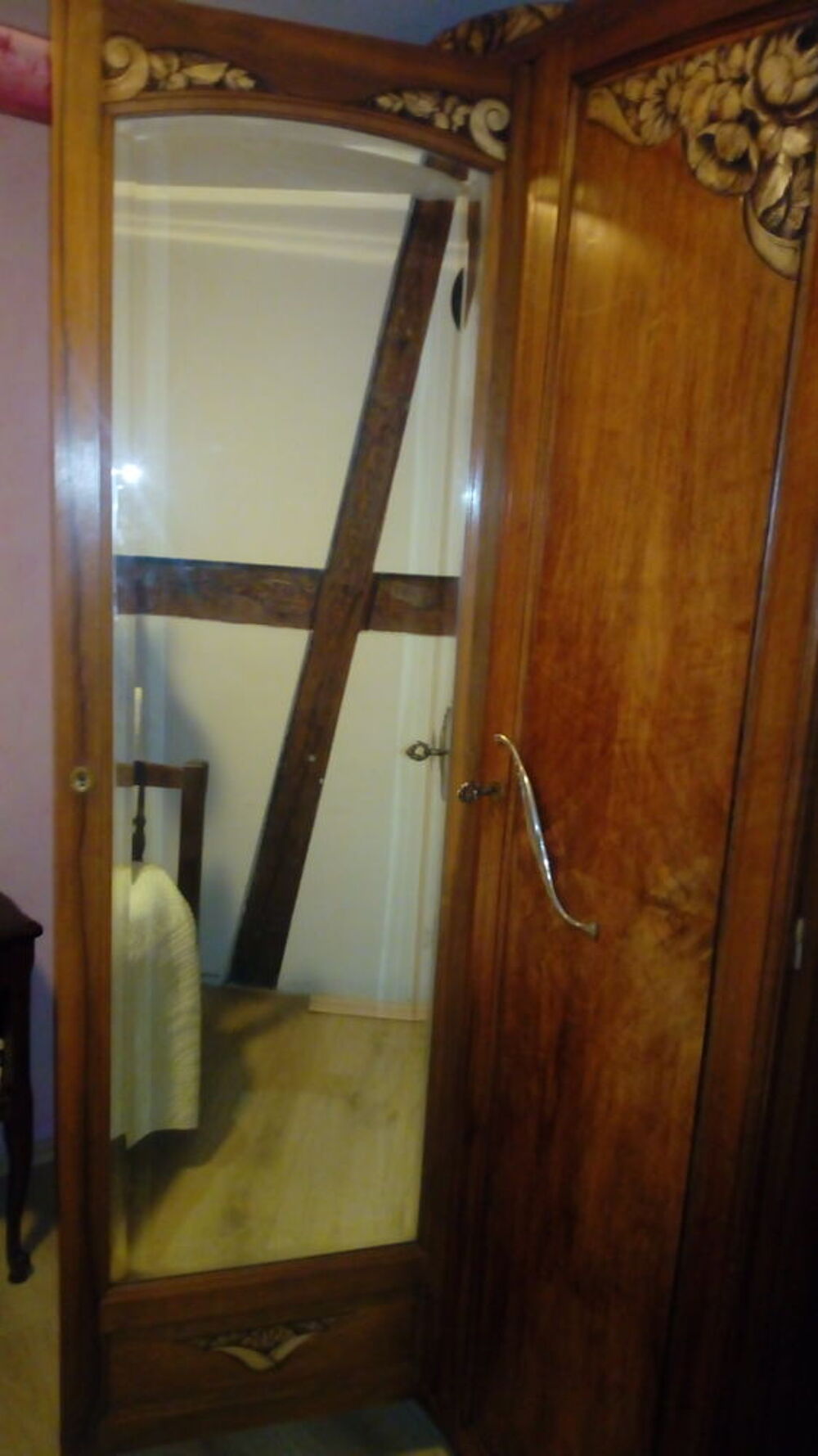 Je un lit deux tables de nuit une jolie armoire en bois Meubles