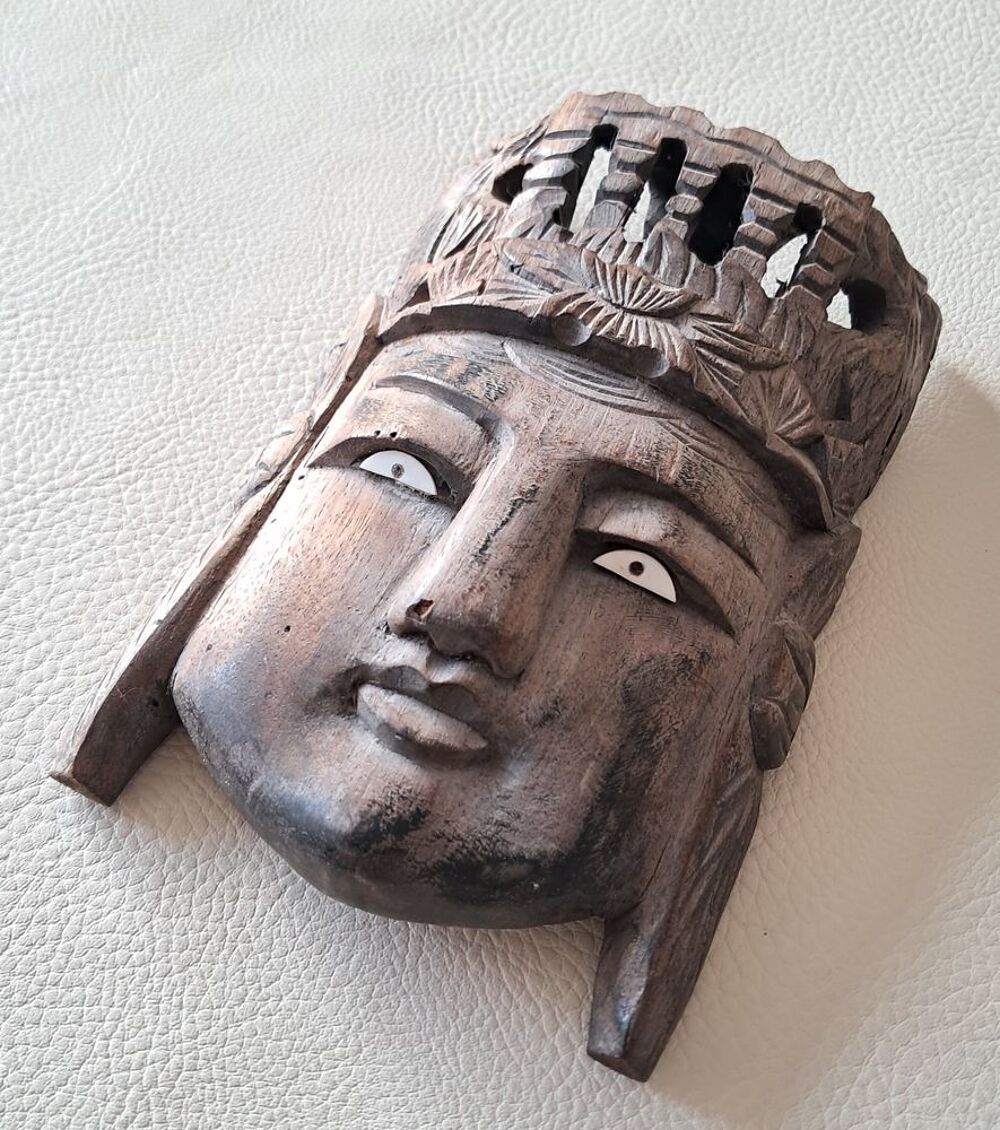 sculpture en bois masque visage style asiatique 
Décoration