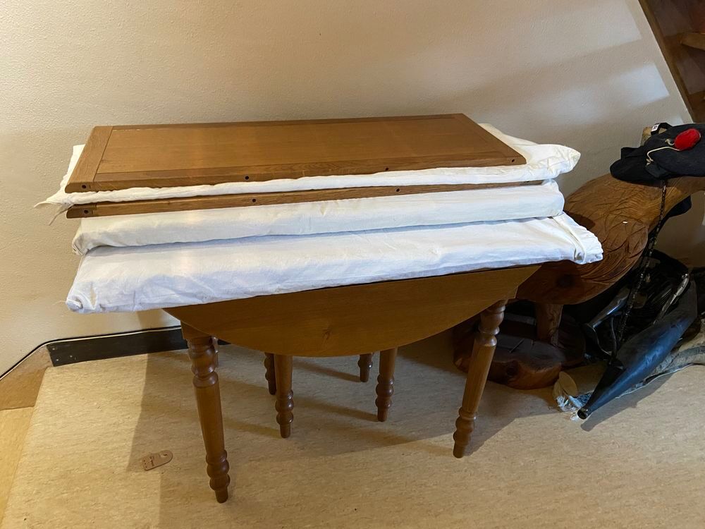 table chene massif avec 6 rallonges 
comme neuve 4.50 Meubles