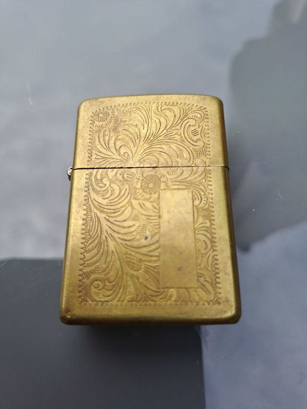 zippo grav&eacute; 