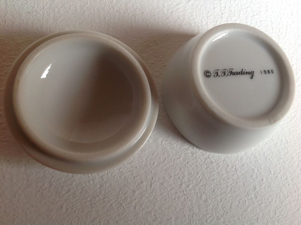 BOITE EN PORCELAINE CIRCULAIRE TRISTAN MOTIF DAT&Eacute;E Envoi Pos Décoration