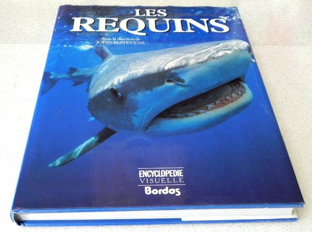 Livre &quot; LES REQUINS &quot; , encyclop&eacute;die de 240 pages Livres et BD