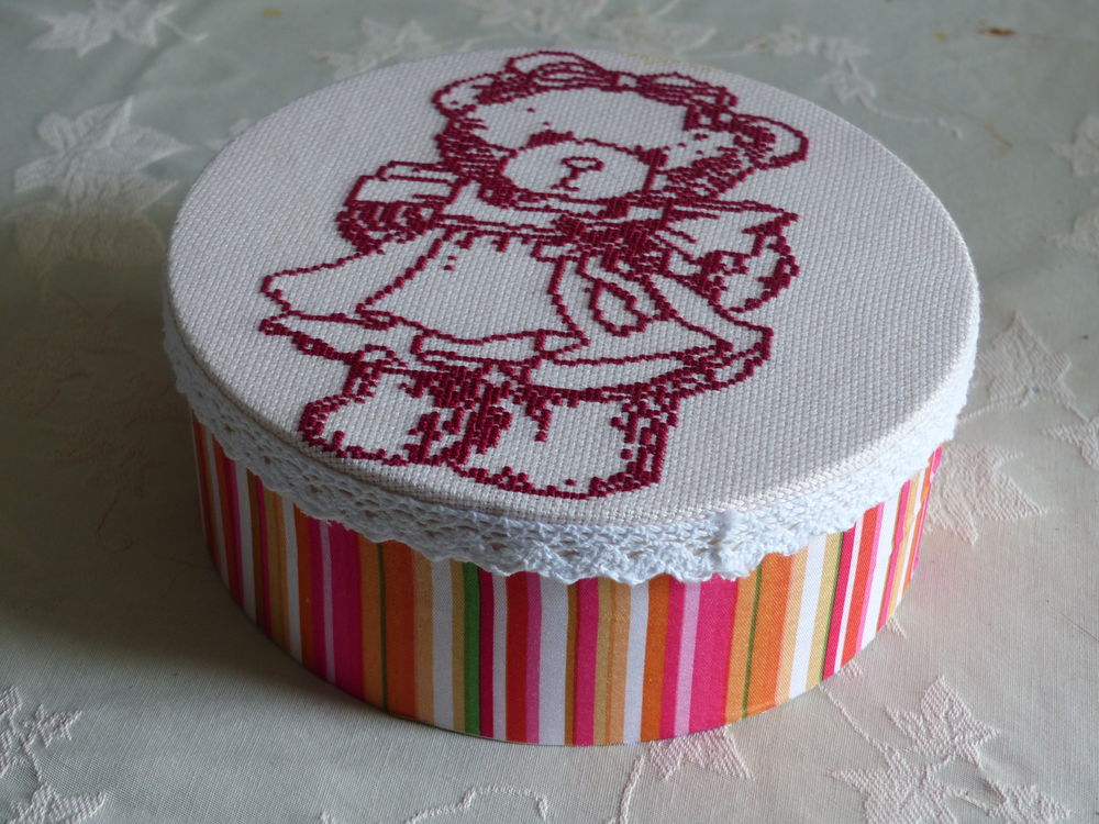jolie bo&icirc;te ronde fourre tout
l' Ourson Décoration