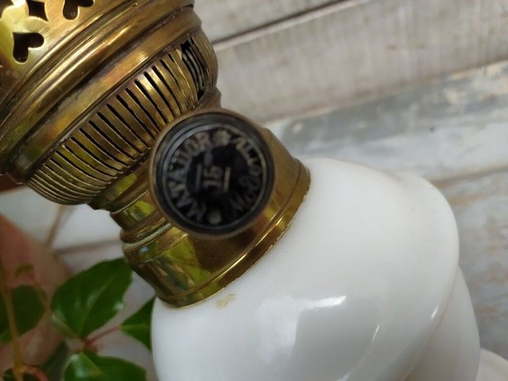 Lampe &agrave; P&eacute;trole Verre Opaline Blanche Bruleur Matador Décoration