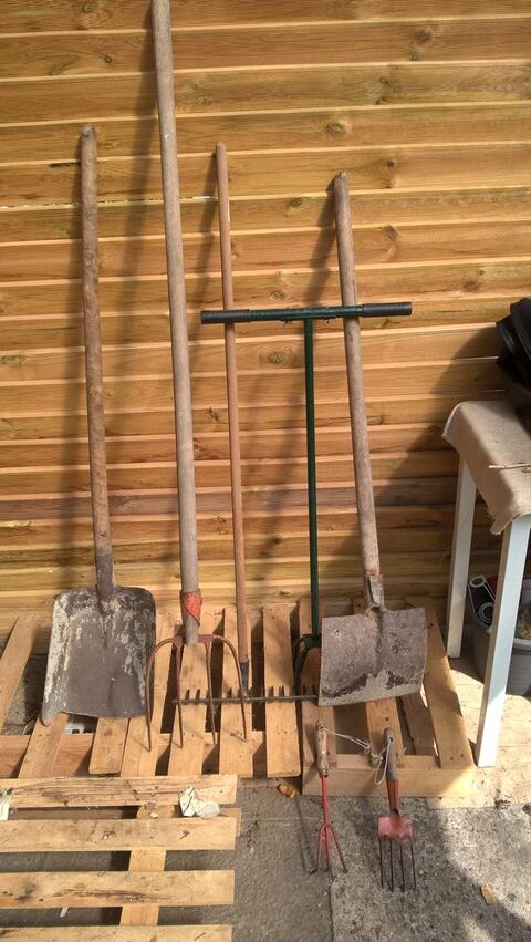Outils de jardin. 35 Flers-en-Escrebieux (59)