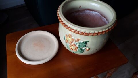 POT EN TERRE CUITE MOTIF EN RELIEF 20 Versailles (78)