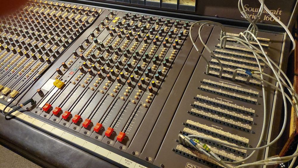 Belle console studio d'enregistrement 24 voies Instruments de musique