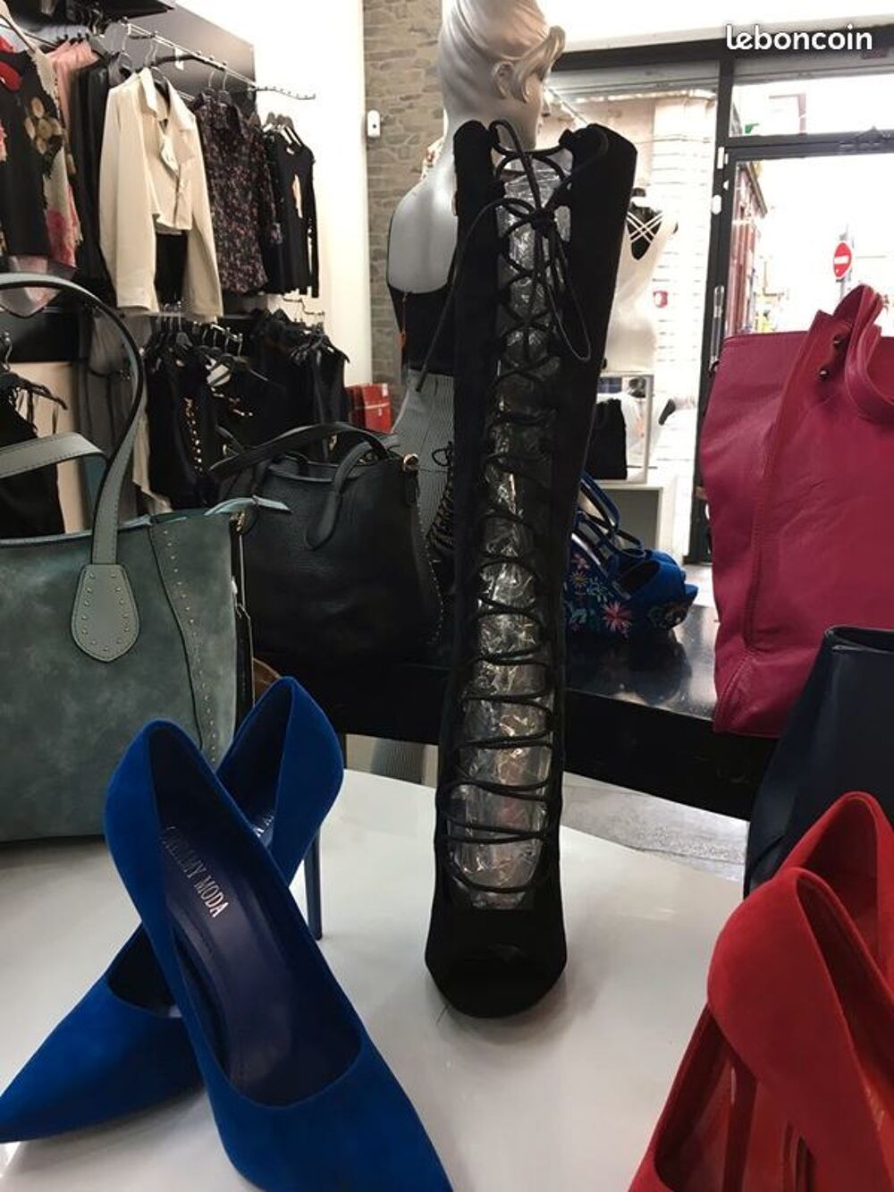 Bottes Glamour ouverte a lacet noir neuf. Chaussures