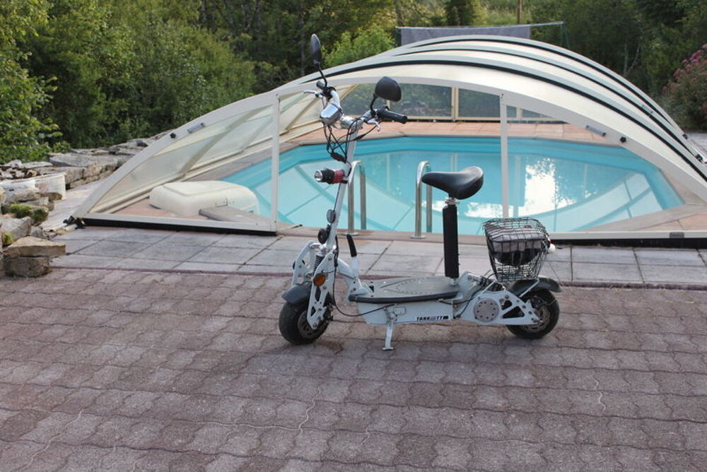 &eacute;lektro- scooter &agrave; c&eacute;d&eacute; Vélos