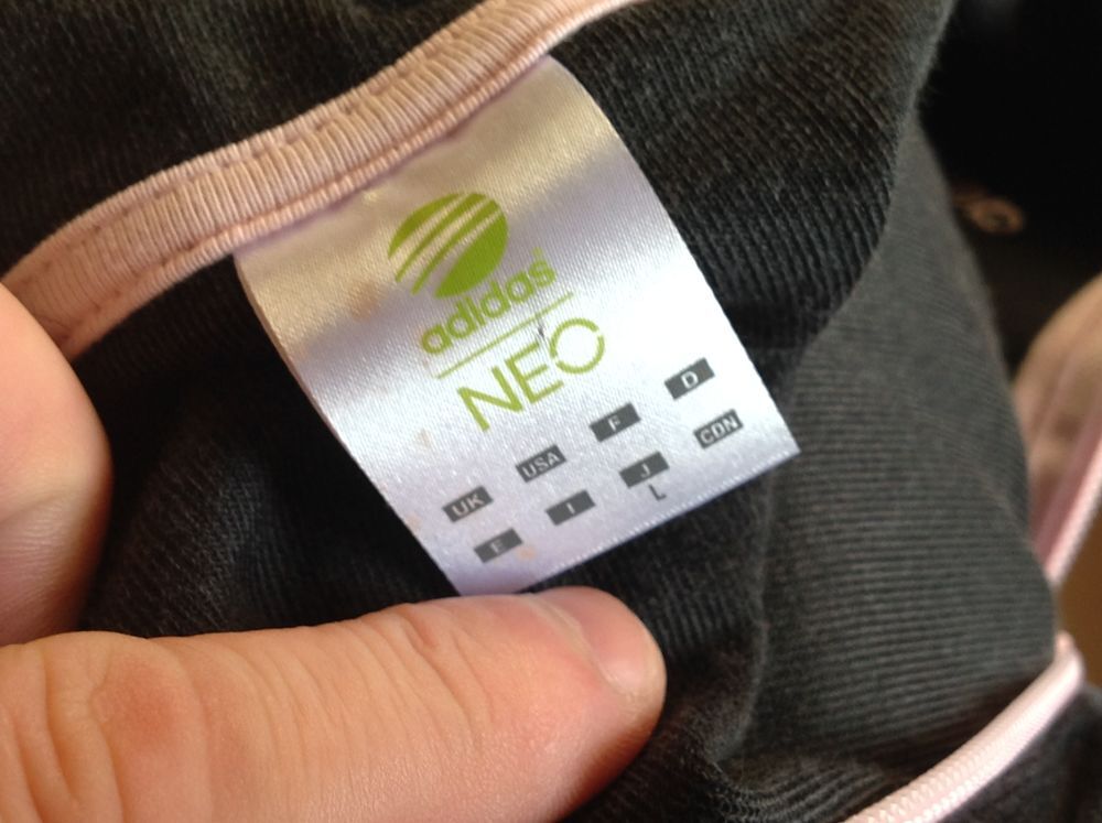 SWEAT A CAPUCHE ADIDAS NEO TAILLE L Envoi Possible
Vêtements