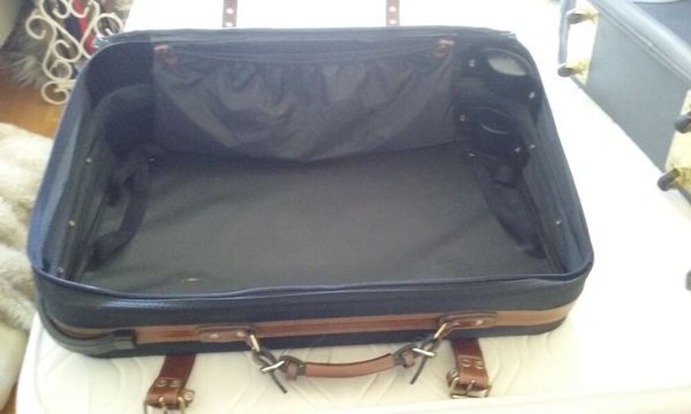 Grande valise noire avec sangles et cadenas Maroquinerie