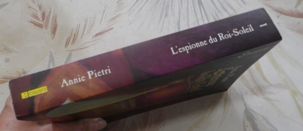 L'ESPIONNE DU ROI-SOLEIL de Annie PIETRI Estampille Bayard Livres et BD