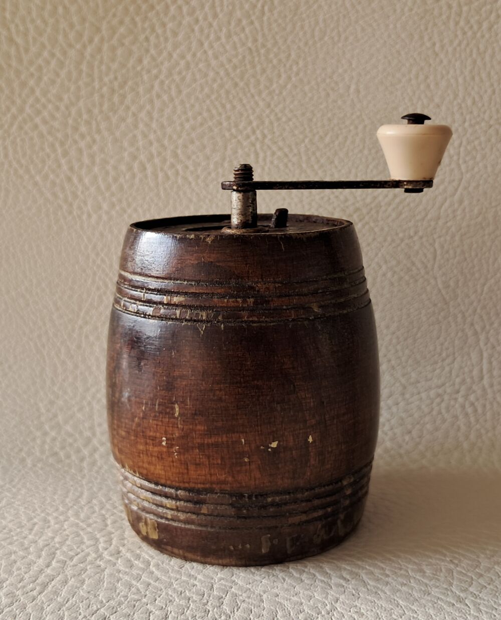 ancien moulin &agrave; poivre en bois en forme de tonneau 
marlux 
