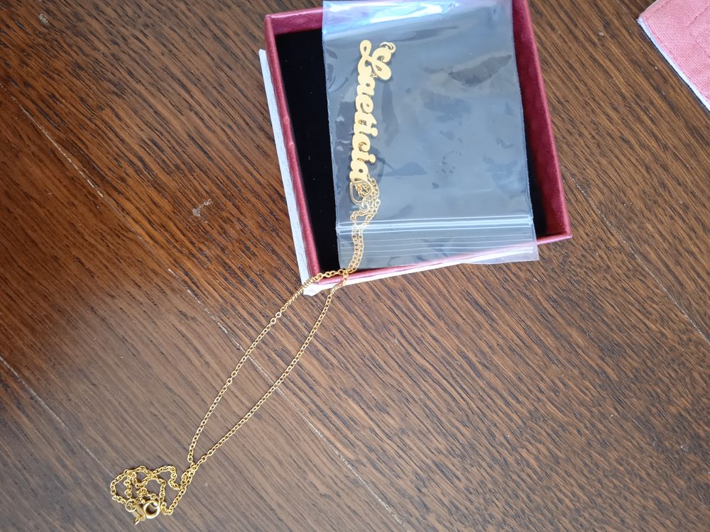 un collier pr&eacute;nom Bijoux et montres