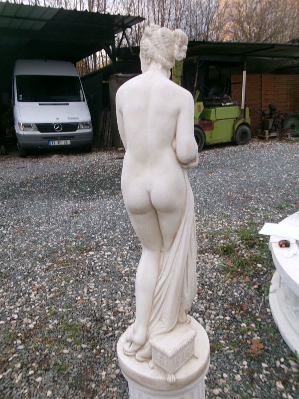 Statue en pierre reconstitu&eacute;e, femme au drap&eacute; Décoration