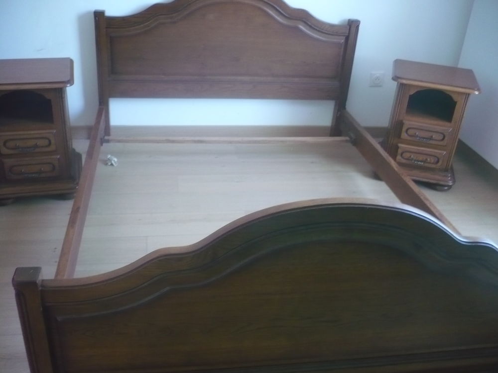 Encadrement de lit plus 2 chevets en bois Meubles