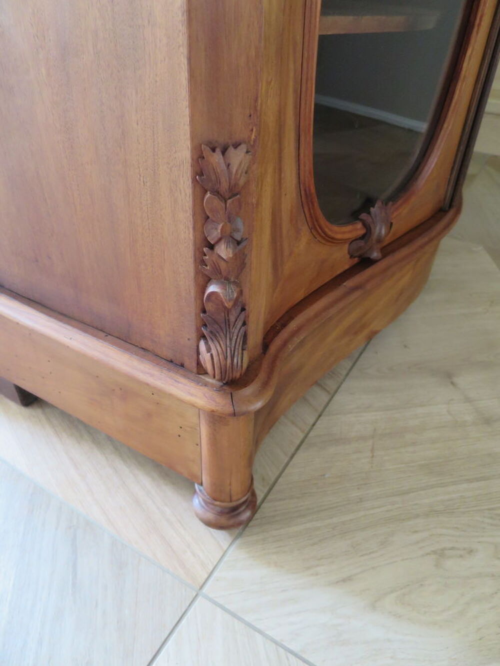 Buffet bas -Vitrine-Fa&ccedil;ade galb&eacute;e- Bois sculpt&eacute;-2 portes Meubles
