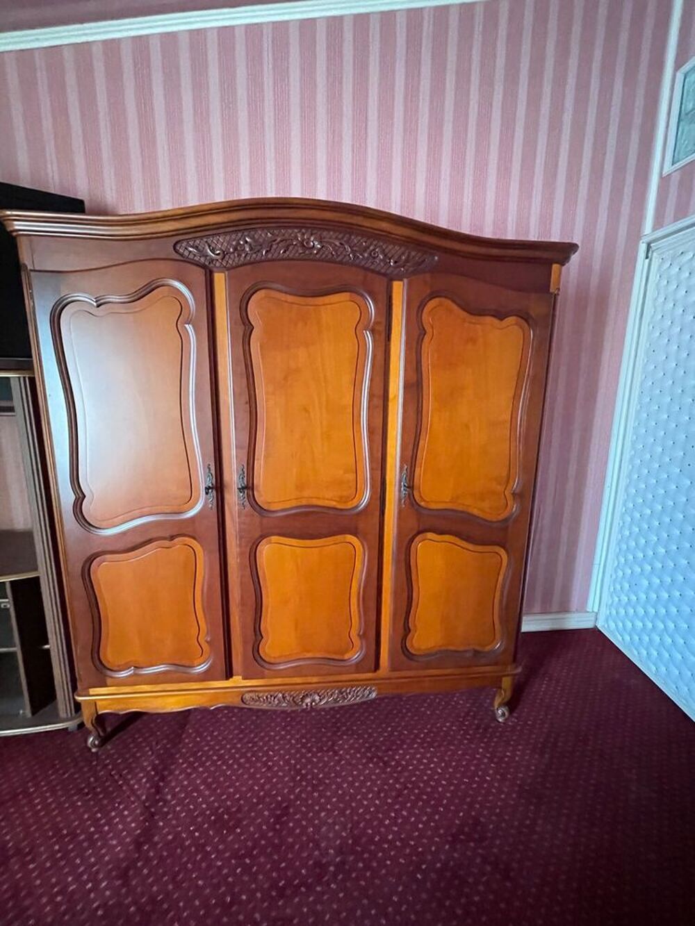 Grande armoire 3 portes style Louis XV bois teinte merisier Meubles
