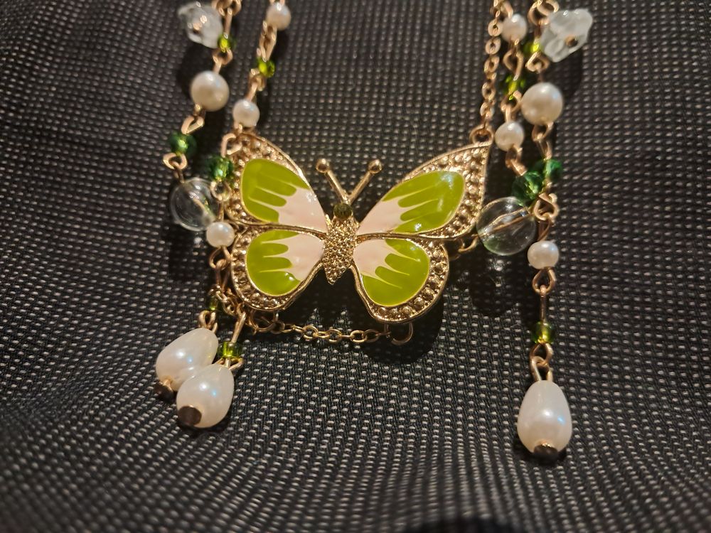 Somptueux bijoux fantaisie multi-chaine a pendentif papillon Bijoux et montres