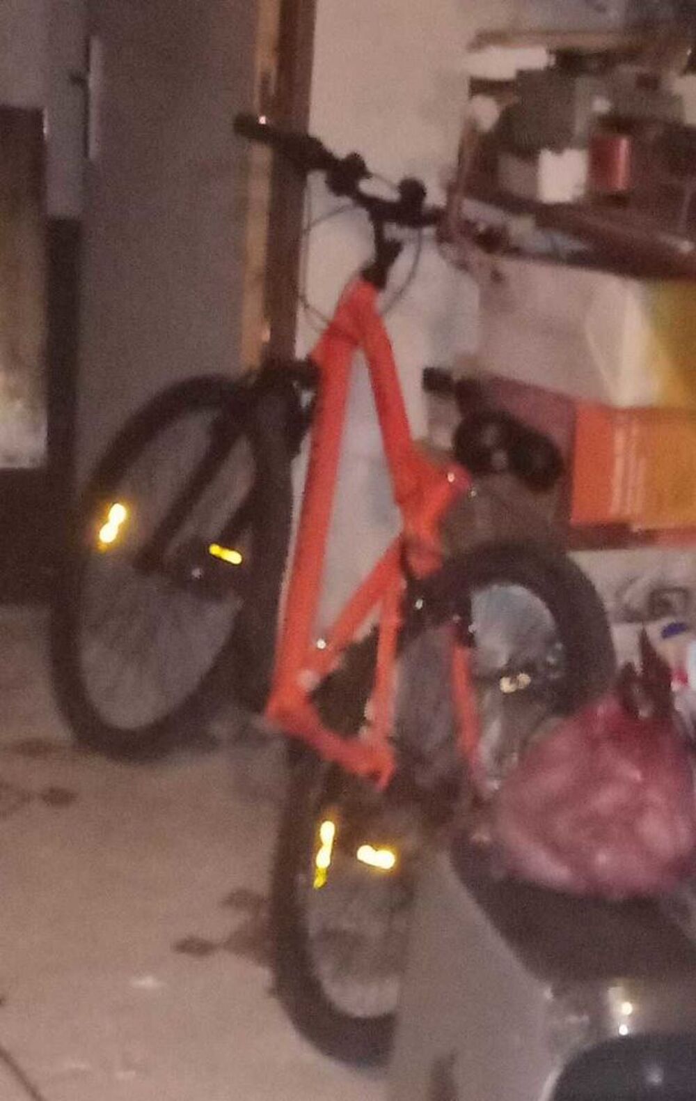 v&eacute;lo orange. enfant 10 ) 12 ans Sports