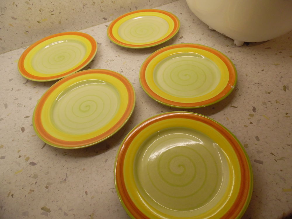 5 assiettes &agrave; dessert Electroménager