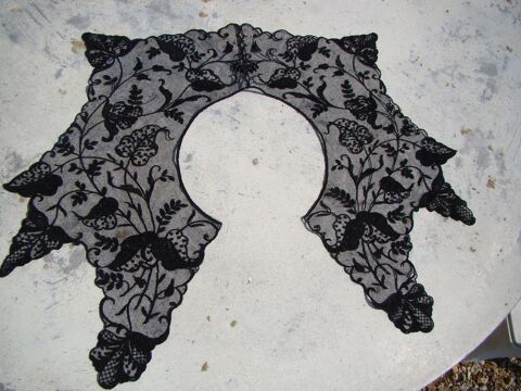 Col ancien en dentelle noire Gargenville (78)