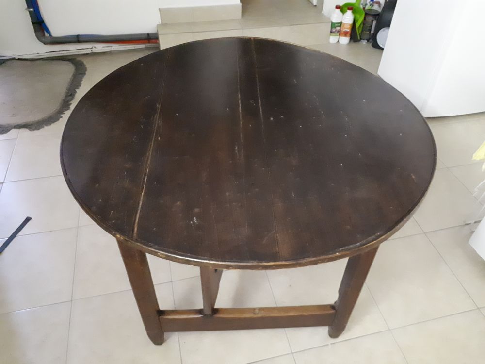TABLE RONDE PLIANTE
pi&egrave;tement original Meubles