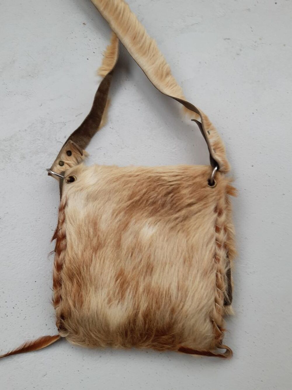 Sac Bandouli&egrave;re en poils de 1980. Maroquinerie