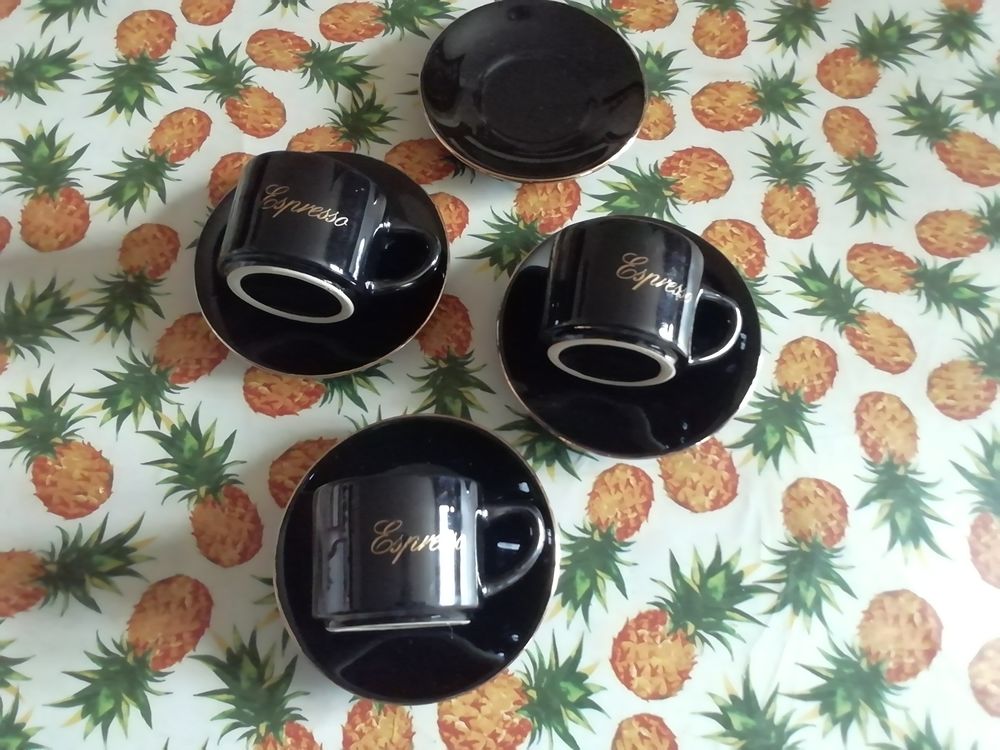 Tasses noires sign&eacute;es EXPRESSO avec liserai OR Cuisine