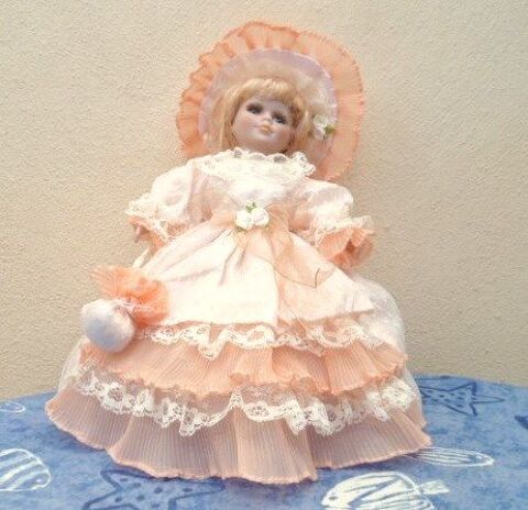 Poupée porcelaine sur coussin 10 Toulouse (31)