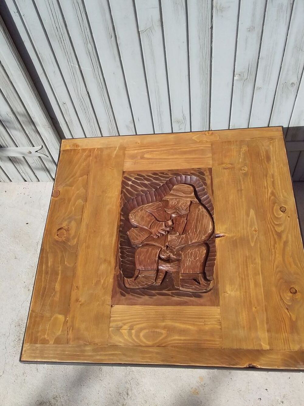 1 table basse avec motif sculpt&eacute; Meubles