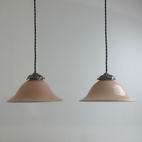 PAIRE D'ANCIENNES SUSPENSIONS CONIQUES EN OPALINE ROSE Montreuil (93)