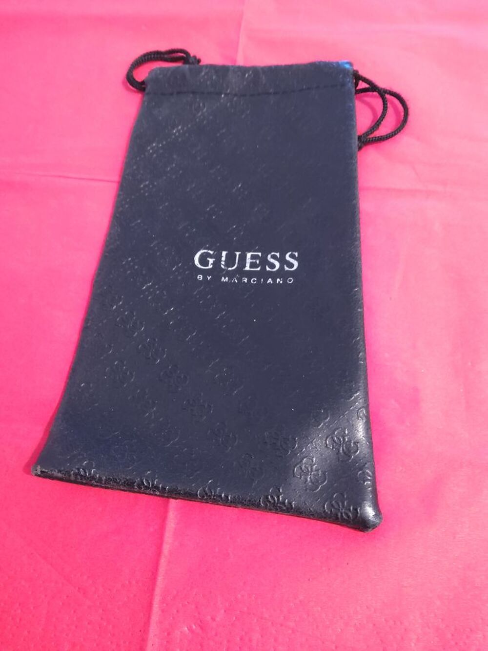 ETUI &agrave; LUNETTES "GUESS" Bricolage