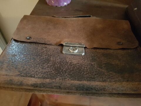 Petit cartable d'écolier en cuir marron, vintage, en l'état, 25 Mouxy (73)
