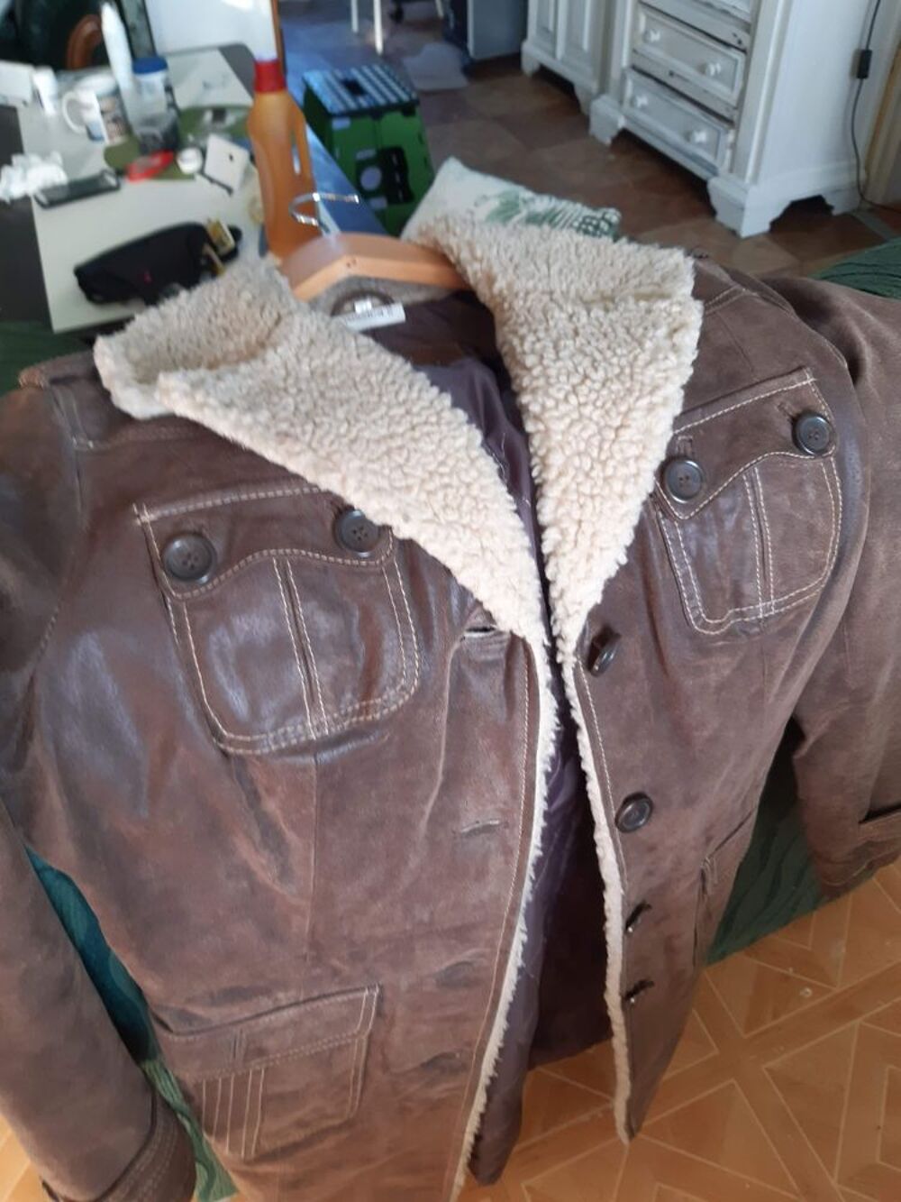 tr&egrave;s beau manteau en daim beige V�tements