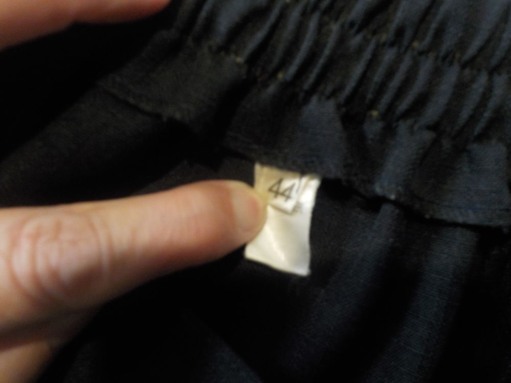 JUPE NOIRE TAILLE 44 100% POLYAMIDE Vêtements