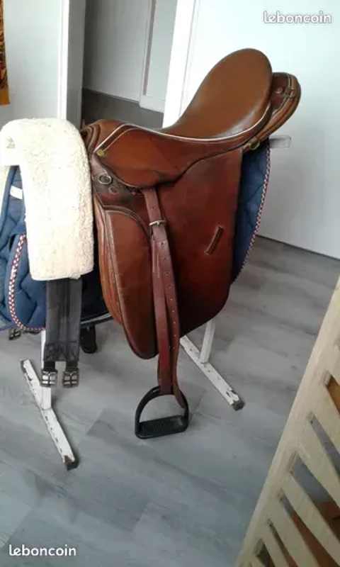 Selle d'équitation mixte Ronzon complète 18" 220 44380 Pornichet