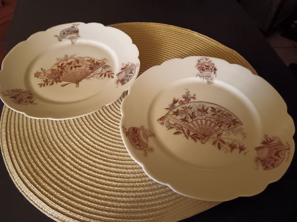 10 assiettes anciennes et une coupe sur pied en porcelaine Cuisine