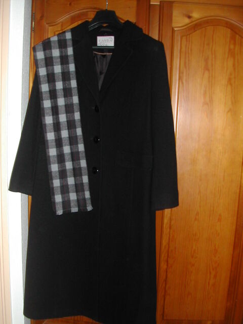 Manteau noir, taille 44, marque C & A, TBE   15 Dammarie-les-Lys (77)